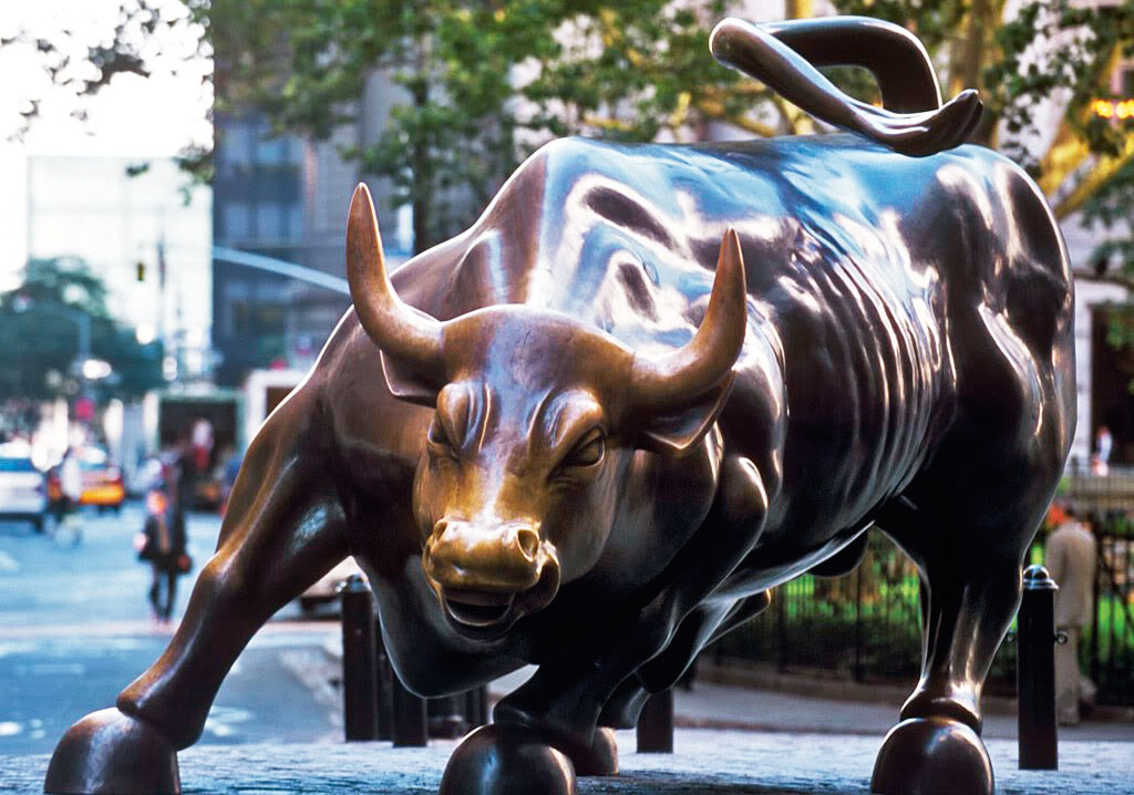 «Атакующий бык» с логотипа Merrill Lynch, символизирующий биржевую игру  на повышение, превратился  в скульптуру, украшающую Уолл-стрит