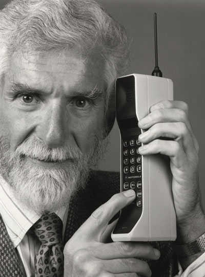 Иконический образ изобретателя мобильного телефона Мартина Купера.